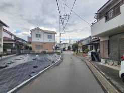 安心して暮らすことのできる住宅街。　住宅地の道路は一般に交通量が少なく車などの騒音が少ないため、住民にとって静かな生活環境が提供されます。
