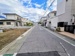 安心して暮らすことのできる住宅街。　住宅地の道路は一般に交通量が少なく車などの騒音が少ないため、住民にとって静かな生活環境が提供されます。
