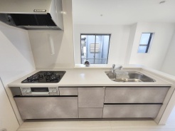 お料理をしながらリビングの家族やゲストとの会話が楽しめるカウンタータイプのキッチン。毎日のお料理を楽しく快適に。
