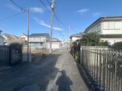 安心して暮らすことのできる住宅街。　住宅地の道路は一般に交通量が少なく車などの騒音が少ないため、住民にとって静かな生活環境が提供されます。
