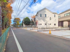 安心して暮らすことのできる住宅街。　住宅地の道路は一般に交通量が少なく車などの騒音が少ないため、住民にとって静かな生活環境が提供されます。
