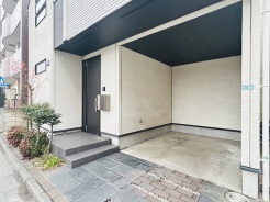 植栽もあり明るい雰囲気の玄関まわり