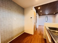 キッチンにはアクセントクロス。お洒落な雰囲気のスペースに。