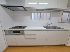 キッチンは、カウンターや壁付けタイプ、アイランドタイプ様々なパターンが御座います。
お好みも分かれる所ではありますが、壁付け対応は閉鎖的にならずに明るいキッチンスペースとしてご希望を頂く事も多いタイプ。
