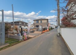 安心して暮らすことのできる住宅街。　住宅地の道路は一般に交通量が少なく車などの騒音が少ないため、住民にとって静かな生活環境が提供されます。

