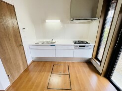 キッチンは、カウンターや壁付けタイプ、アイランドタイプ様々なパターンが御座います。
お好みも分かれる所ではありますが、壁付け対応は閉鎖的にならずに明るいキッチンスペースとしてご希望を頂く事も多いタイプ。
