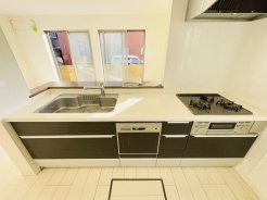 お料理をしながらリビングの家族やゲストとの会話が楽しめるカウンタータイプのキッチン。毎日のお料理を楽しく快適に。
