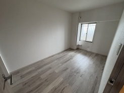 スタイリッシュなデザインと快適な居住性を兼ね備えた洋室。広々とした空間は、自分らしいインテリアを楽しむことができるほか、リラックスした時間を過ごすことができそうです。
