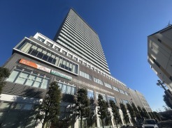 都会の空に映える、洗練されたデザインの建物
