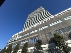 澄み渡る青空の下、悠然とそびえるタワー
