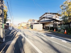 安心して暮らすことのできる住宅街。　住宅地の道路は一般に交通量が少なく車などの騒音が少ないため、住民にとって静かな生活環境が提供されます。
