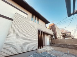 明るく広々とした玄関は、家に入る瞬間から心地よい居心地を感じさせます。シューズインクローゼットも完備して収納もタップリ。
