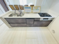 お料理をしながらリビングの家族やゲストとの会話が楽しめるカウンタータイプのキッチン。毎日のお料理を楽しく快適に。
