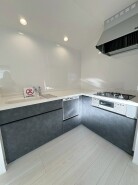 キッチンは、カウンターや壁付けタイプ、アイランドタイプ様々なパターンが御座います。
お好みも分かれる所ではありますが、壁付け対応は閉鎖的にならずに明るいキッチンスペースとしてご希望を頂く事も多いタイプ。
