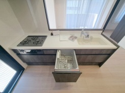 毎日の家事をサポートしてくれる食洗器も標準に装備。ちょっと嬉しい設備です
