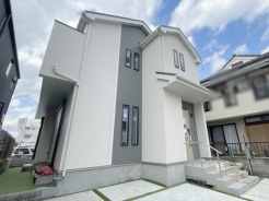 現地のご見学予約もスタートしました。周辺で売りに出ている物件も沢山御座います。まとめてご見学ができますのでお気軽にお申しつけください。
