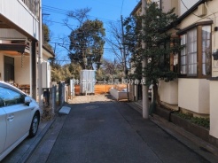 安心して暮らすことのできる住宅街。　住宅地の道路は一般に交通量が少なく車などの騒音が少ないため、住民にとって静かな生活環境が提供されます。
