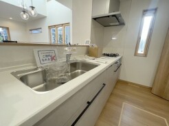 お料理をしながらリビングの家族やゲストとの会話が楽しめるカウンタータイプのキッチン。毎日のお料理を楽しく快適に。
