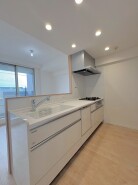 お料理をしながらリビングの家族やゲストとの会話が楽しめるカウンタータイプのキッチン。毎日のお料理を楽しく快適に。
