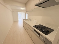 お料理をしながらリビングの家族やゲストとの会話が楽しめるタイプのキッチン。毎日のお料理を楽しく快適に。
