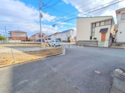 安心して暮らすことのできる住宅街。　住宅地の道路は一般に交通量が少なく車などの騒音が少ないため、住民にとって静かな生活環境が提供されます。
