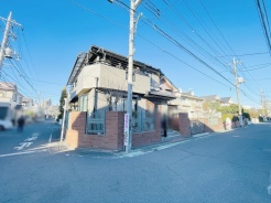 安心して暮らすことのできる住宅街。　住宅地の道路は一般に交通量が少なく車などの騒音が少ないため、住民にとって静かな生活環境が提供されます。
