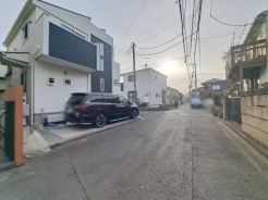 安心して暮らすことのできる住宅街。　住宅地の道路は一般に交通量が少なく車などの騒音が少ないため、住民にとって静かな生活環境が提供されます。
