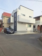 周辺の街並みの中で適度な主張、生活に溶け込むシンプルなデザインの外観が魅力の一戸建です。
