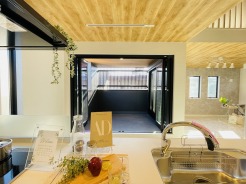 吹抜けの空間を意識した開放感のある間取り。そして上部にロフトを配置。スタイリッシュかつ収納も豊富で長く機能的に住める家を目指して。
