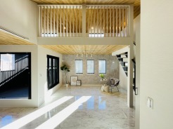 大きな吹き抜けがLKDの開放感をより演出。
