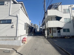 安心して暮らすことのできる住宅街。 住宅地の道路は一般に交通量が少なく車などの騒音が少ないため、住民にとって静かな生活環境が提供されます。