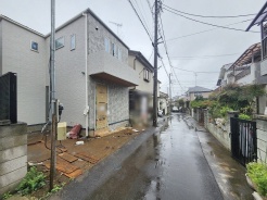 安心して暮らすことのできる住宅街。　住宅地の道路は一般に交通量が少なく車などの騒音が少ないため、住民にとって静かな生活環境が提供されます。
