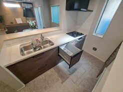 毎日の家事をサポートしてくれる食洗器も標準に装備。ちょっと嬉しい設備です
