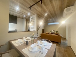 家族の集まるリビングは気持ちの良い自然光が差し込む団欒空間。室内のご見学予約も随時、受付中ですのでお気軽にお問合せください。
