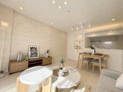 家族の集まるリビングは気持ちの良い自然光が差し込む団欒空間。室内のご見学予約も随時、受付中ですのでお気軽にお問合せください。
