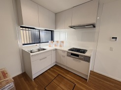 キッチンは、カウンターや壁付けタイプ、アイランドタイプ様々なパターンが御座います。
お好みも分かれる所ではありますが、壁付け対応は閉鎖的にならずに明るいキッチンスペースとしてご希望を頂く事も多いタイプ。
