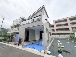 洗練されたフォルムが街並みに静かに溶け込み、確かな存在感と落ち着きを纏った美しい外観が、日々の暮らしに上質な彩りと安らぎをもたらします
