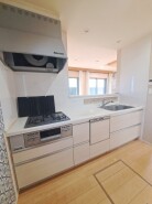 お料理をしながらリビングの家族やゲストとの会話が楽しめるカウンタータイプのキッチン。毎日のお料理を楽しく快適に。