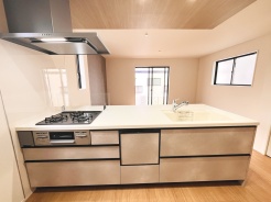 お料理をしながらリビングの家族やゲストとの会話が楽しめるカウンタータイプのキッチン。毎日のお料理を楽しく快適に。
