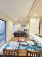 家族が食事するダイニングスペースをキッチンから見渡せる設計に。お料理をしながら家族とのコミュニケーションが増えそうな予感。
