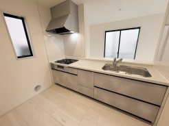 お料理をしながらリビングの家族やゲストとの会話が楽しめるカウンタータイプのキッチン。毎日のお料理を楽しく快適に。
