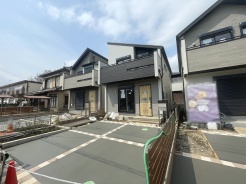 周辺の街並みの中で適度な主張、生活に溶け込むシンプルなデザインの外観が魅力の一戸建です。
