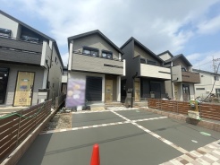 周辺の街並みの中で適度な主張、生活に溶け込むシンプルなデザインの外観が魅力の一戸建です。
