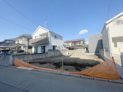 現地のご見学予約もスタートしました。周辺で売りに出ている物件も沢山御座います。まとめてご見学ができますのでお気軽にお申しつけください。
