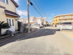 安心して暮らすことのできる住宅街。　住宅地の道路は一般に交通量が少なく車などの騒音が少ないため、住民にとって静かな生活環境が提供されます。
