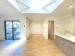 実際に室内をご見学頂くと生活のイメージが広がると思います。家具を置いたイメージや窓からの景色など。周辺で販売に出している物件も一緒にまとめてご見学頂き、比較する事もできます。お気軽に担当スタッフまでお申しつけください。
