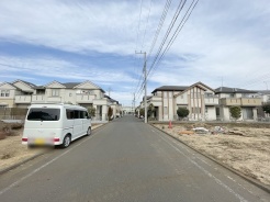 安心して暮らすことのできる住宅街。　住宅地の道路は一般に交通量が少なく車などの騒音が少ないため、住民にとって静かな生活環境が提供されます。
