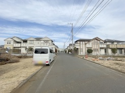 安心して暮らすことのできる住宅街。　住宅地の道路は一般に交通量が少なく車などの騒音が少ないため、住民にとって静かな生活環境が提供されます。
