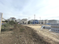 現地ご見学の際、スタッフが様々なご質問に対応いたします、周辺環境、前面道路、建築可能な建物について、ぜひご相談ください。
