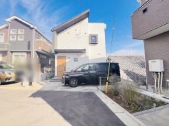 周辺の街並みの中で適度な主張、生活に溶け込むシンプルなデザインの外観が魅力の一戸建です。